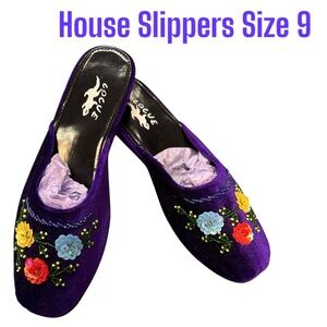 Woman’s House Slippers Size 9